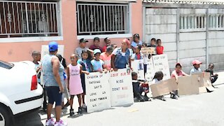 SOUTH AFRICA - Cape Town - Bheki Cele visit Ayesha Kelly's family (video) (sZ8)