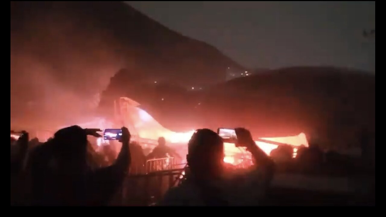 GUSTY WINDS COLLAPSE STAGE🌪️⛺️🛗🌪️AT CAMPAIGN RALLY IN MEXICO🌪️⛺️💫