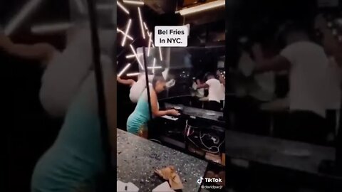 Blaque Qweans Destroy NYC Restaurant Over Being Charged For Extra Sauce #tiktok