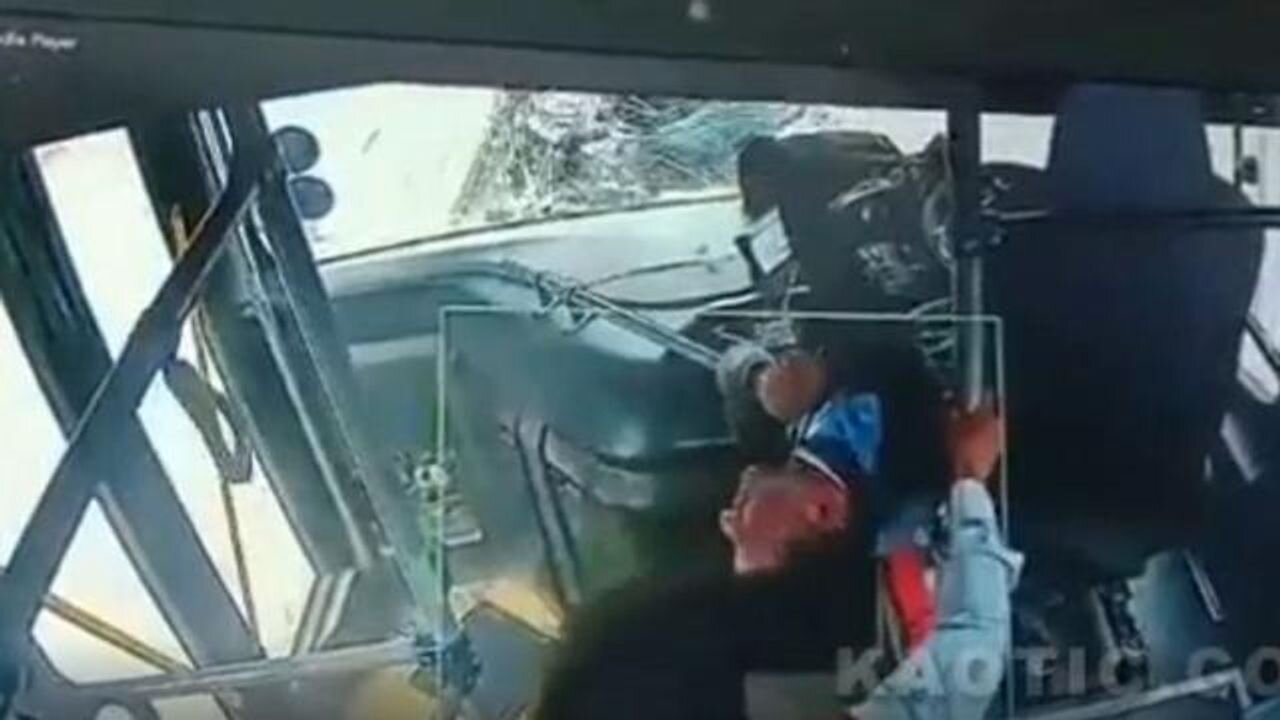 Graphic Warning - Bus driver suffers a seizure & ploughs into many motorbikes and cars (+Aftermath)