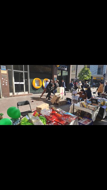 Sant Jordi 2023| separatismo y ultraizquierda atacan carpa VOX en Moncada y Reixach (Barcelona) (1)