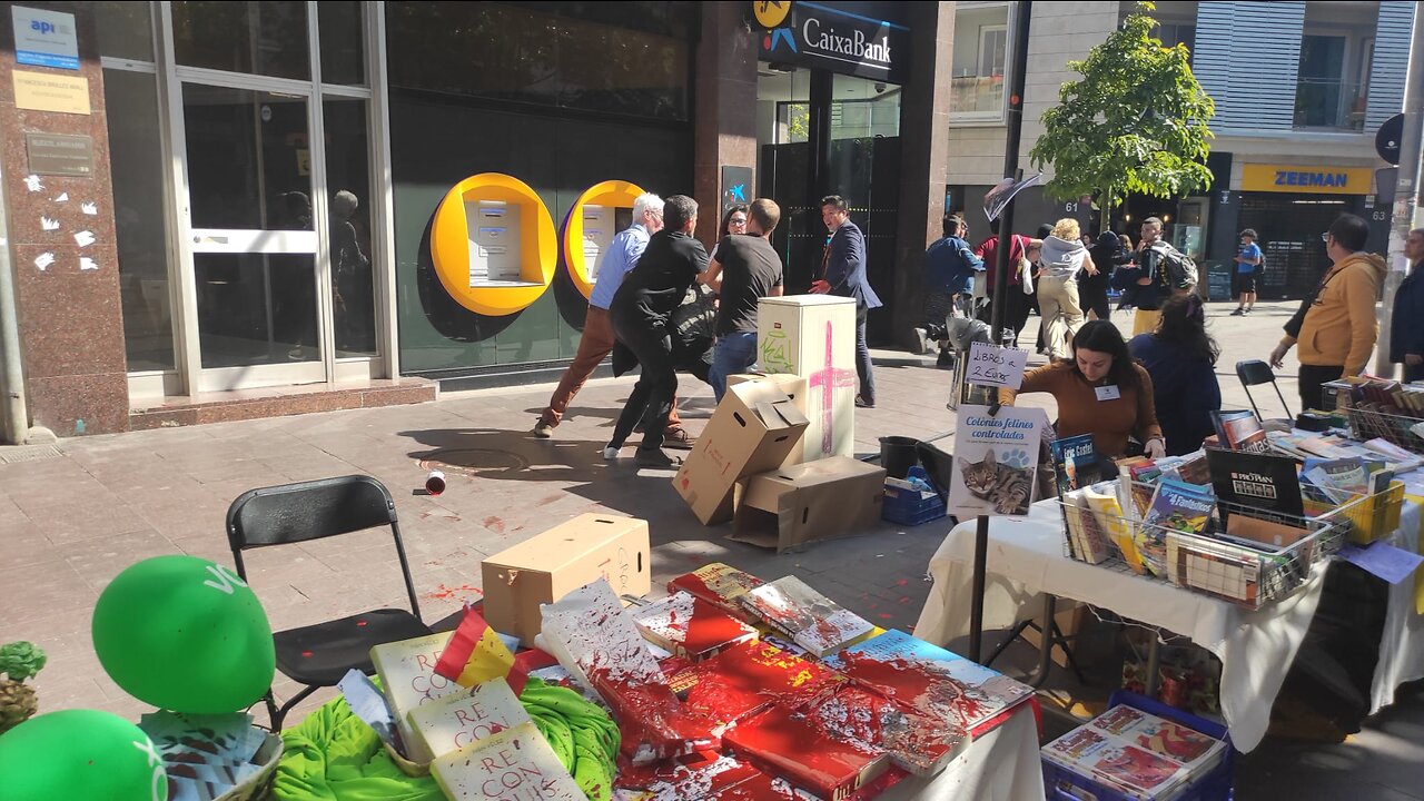 Sant Jordi 2023| separatismo y ultraizquierda atacan carpa VOX en Moncada y Reixach (Barcelona) (1)