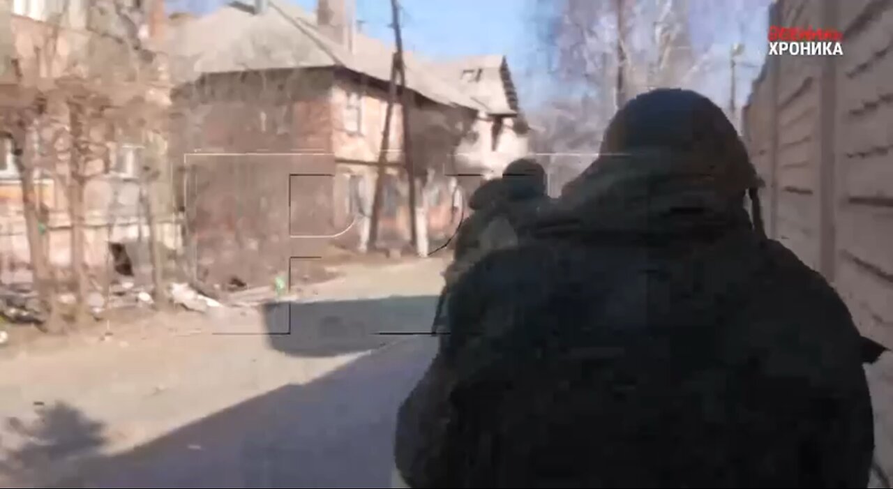 Russian troops moving closer to a Ukrainian Nazi Azov stronghold in Mariupol