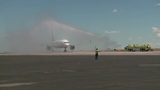 Colorado Avalanche get water cannons upon arrival in Denver