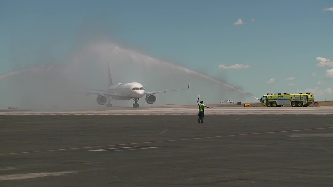 Colorado Avalanche get water cannons upon arrival in Denver