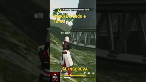 SEGURA O DEDO, MAS CONTINUA DE PÉ...