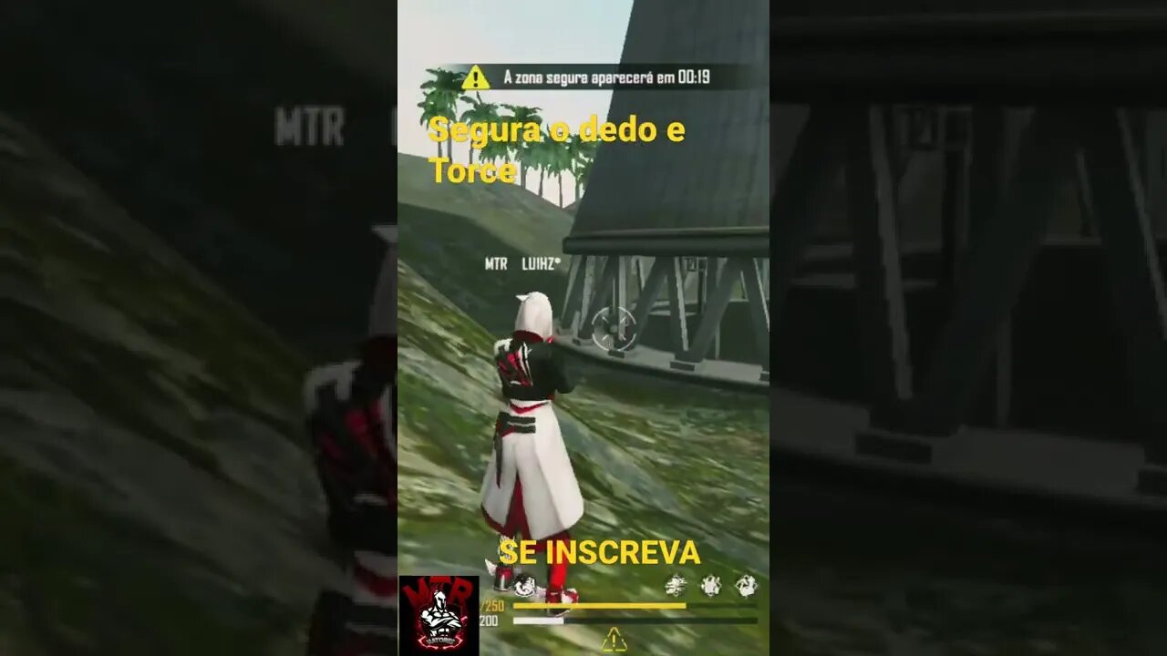 SEGURA O DEDO, MAS CONTINUA DE PÉ...