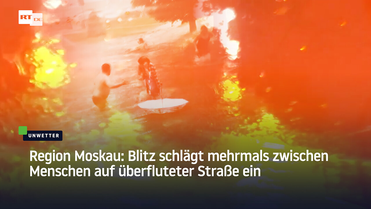 Region Moskau: Blitz schlägt mehrmals zwischen Menschen auf überfluteter Straße ein