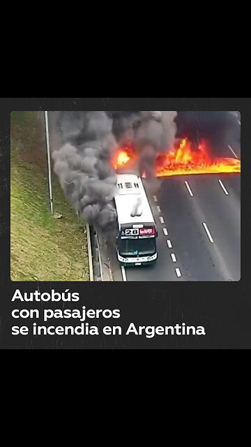 Pasajeros huyen de un bus en Buenos Aires justo antes de que arda en llamas