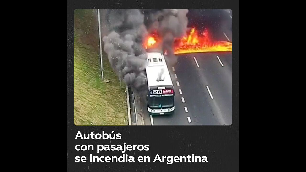 Pasajeros huyen de un bus en Buenos Aires justo antes de que arda en llamas