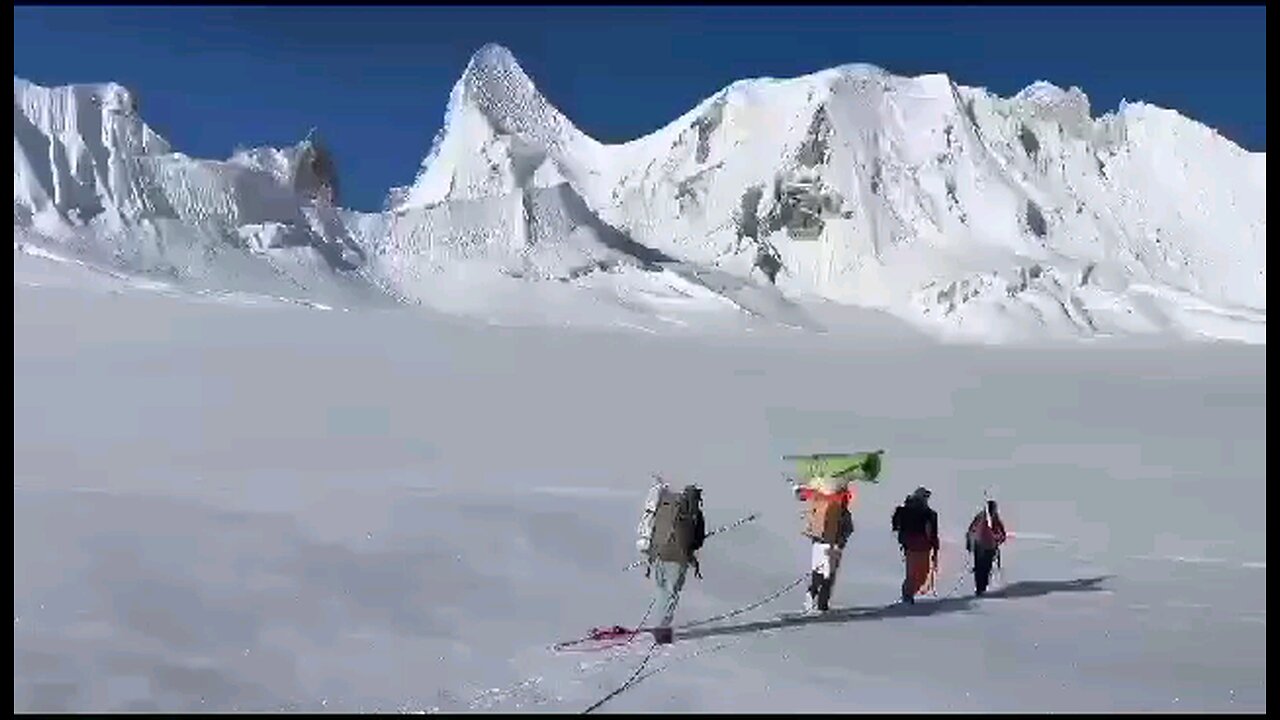 MOUNTAIN LOVER / NATURE VIEW IN SNOW / CLIMBING MUNITION IN SNOW