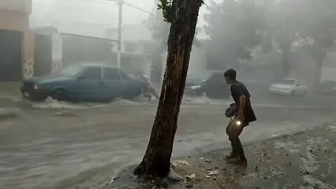 Tormenta y vientos de 122 km/h en Uruguay. El agua arrastra todo a su paso!