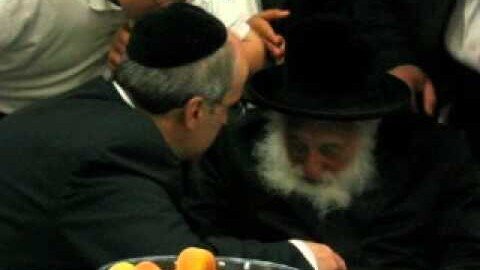 Kesherim's son kisses hand of Skulener Rebbe
