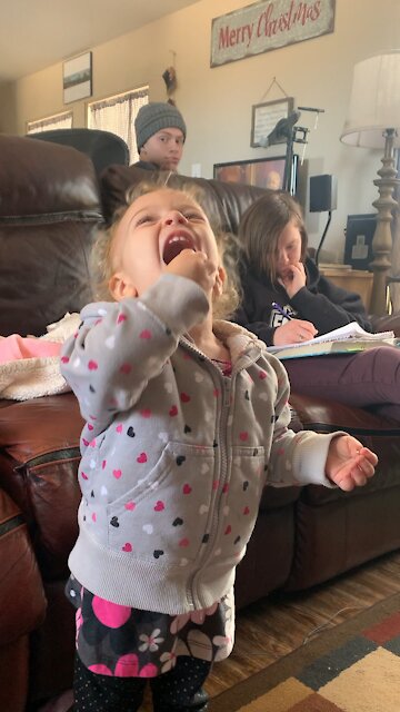 Hilarious baby does the “airplane” to feed herself after being shown one time 😂