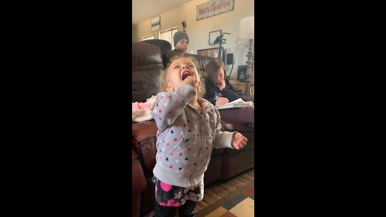 Hilarious baby does the “airplane” to feed herself after being shown one time 😂