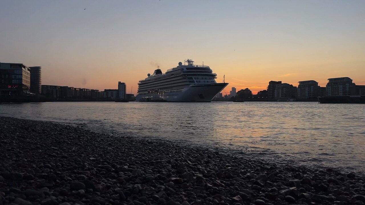 One afternoon next to the Thames River