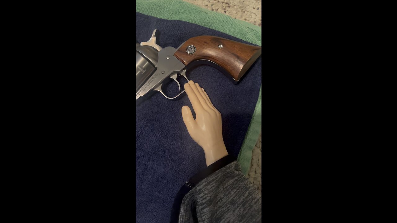 Sunday touch around 19: Ruger 44 revolver. Not my favorite. #tinyhands #hickok45 #funny #funnyvideo