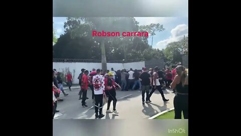 Protestos no Ninho - Andreas Pereira chegando ao Ninho do Urubu durante protesto - 08/04/2022
