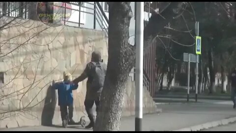 😡 В Адигеї силовики переслідували батька дитини, яка була одягнена на вулиці у жовто-сині кольори.