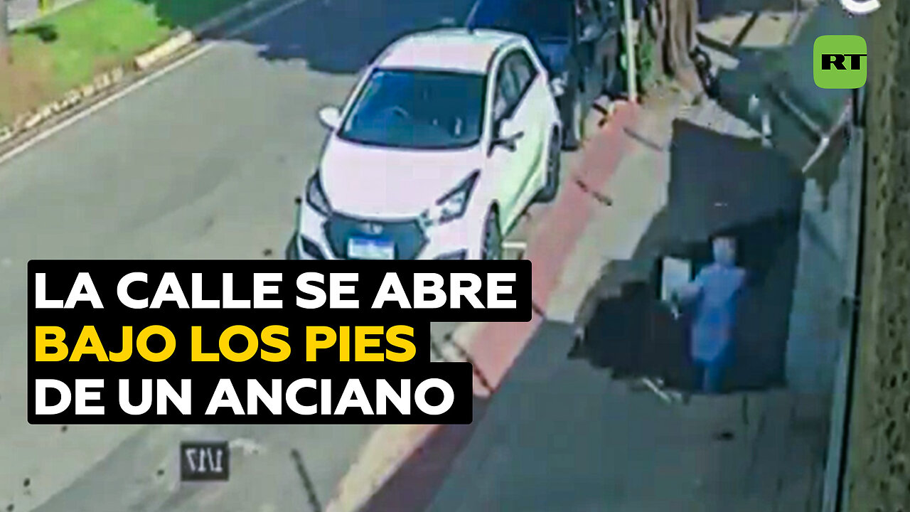 Un anciano es tragado por un socavón que se abre de la nada en plena calle