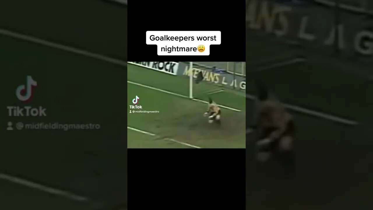 Hit π & SUBSCRIBE for more β½οΈ π π βΎοΈ πΎ π π π±Worst bobble ever #funnyfootball #football #goalkeeper