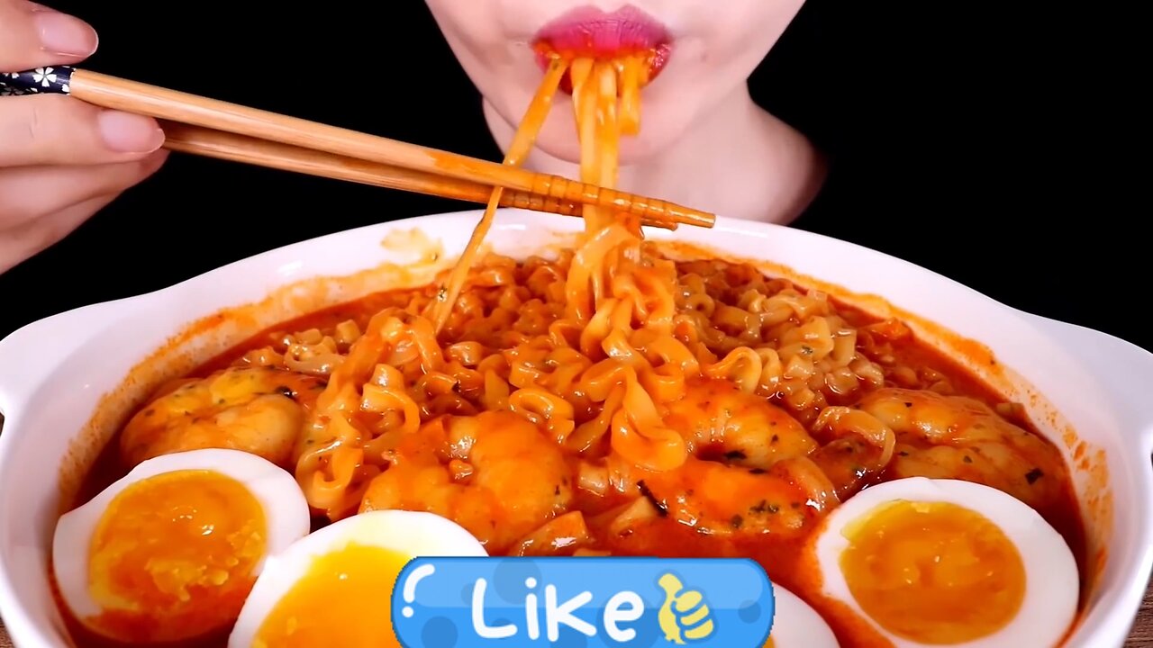 ASMR ENJOYING SPICY CARBONARA NOODLE SOUP WITH BOILED EGGS AND SHRIMP