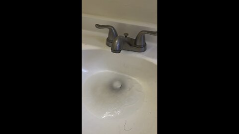 Destapando un lavamanos