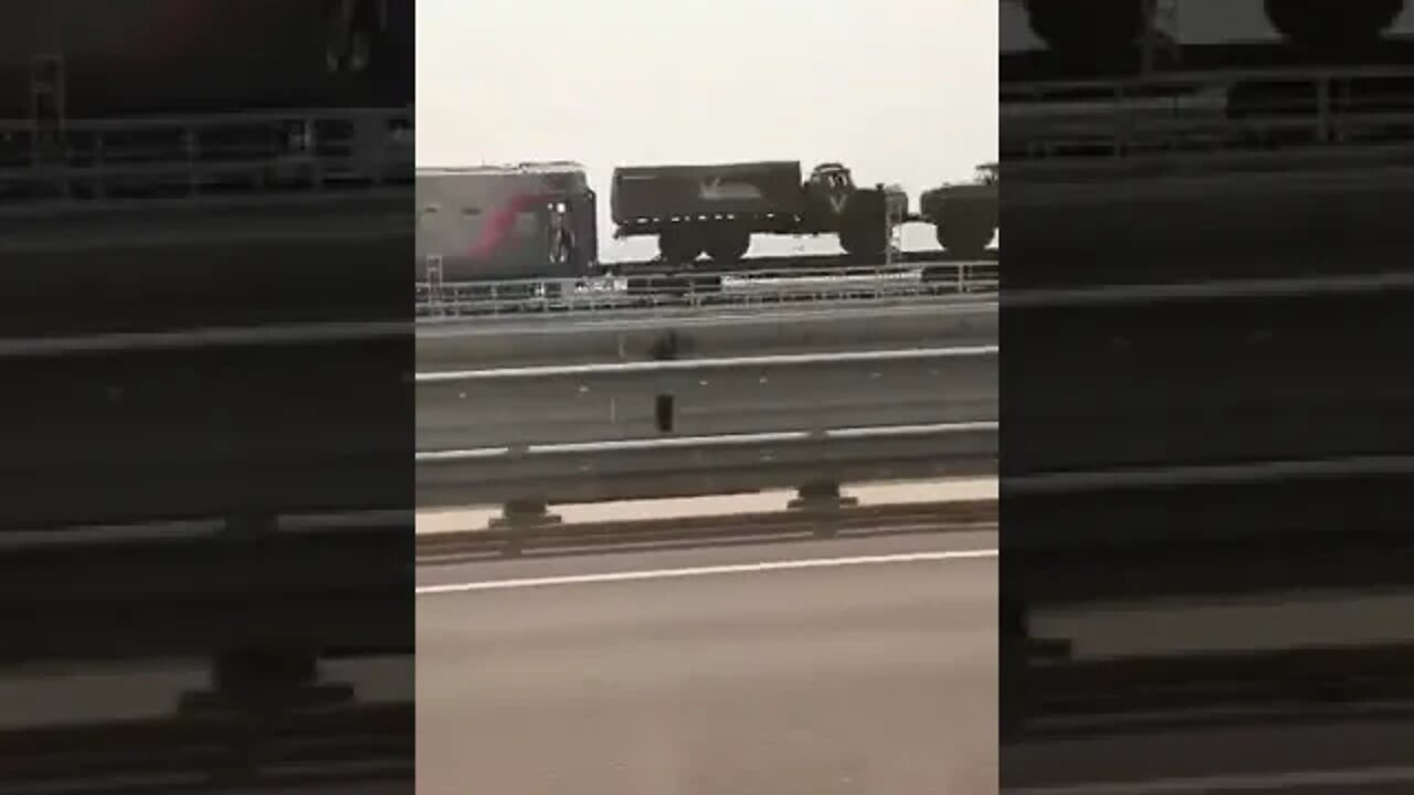 🇷🇺🇺🇦 Heavy Russian 152mm 2S19 "Msta-S" SPG's & Support Equipment Crossing The Crimean Bridge