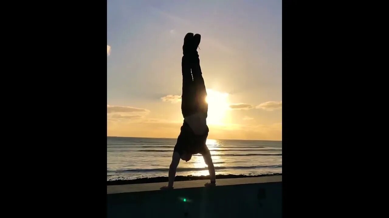 🌅 SUNSETS & HANDSTANDS 💪🏽 #shorts #calisthenics @ASJ Sport Training