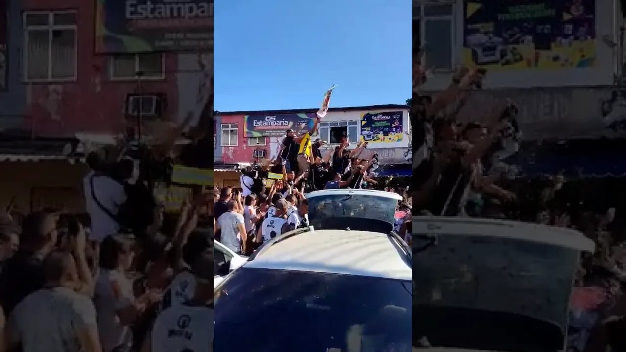 Torcida do Vascodm cima de um carro comemorando loucamente