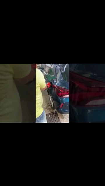 DEU RUI !! HOMEM LAVA O CARRO GASOLINA APÓS QUEDA NO PREÇO