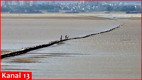 400-year-old bridge in E China's Poyang Lake shows face after water level drops