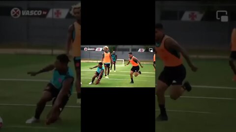 Yuri Lara dando um belo carrinho no treino - 09/01/2022