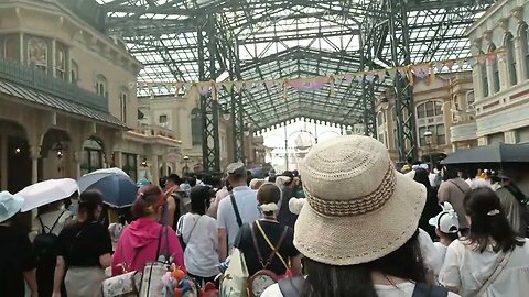 CROWDED TRAFFIC JAM DISNEY