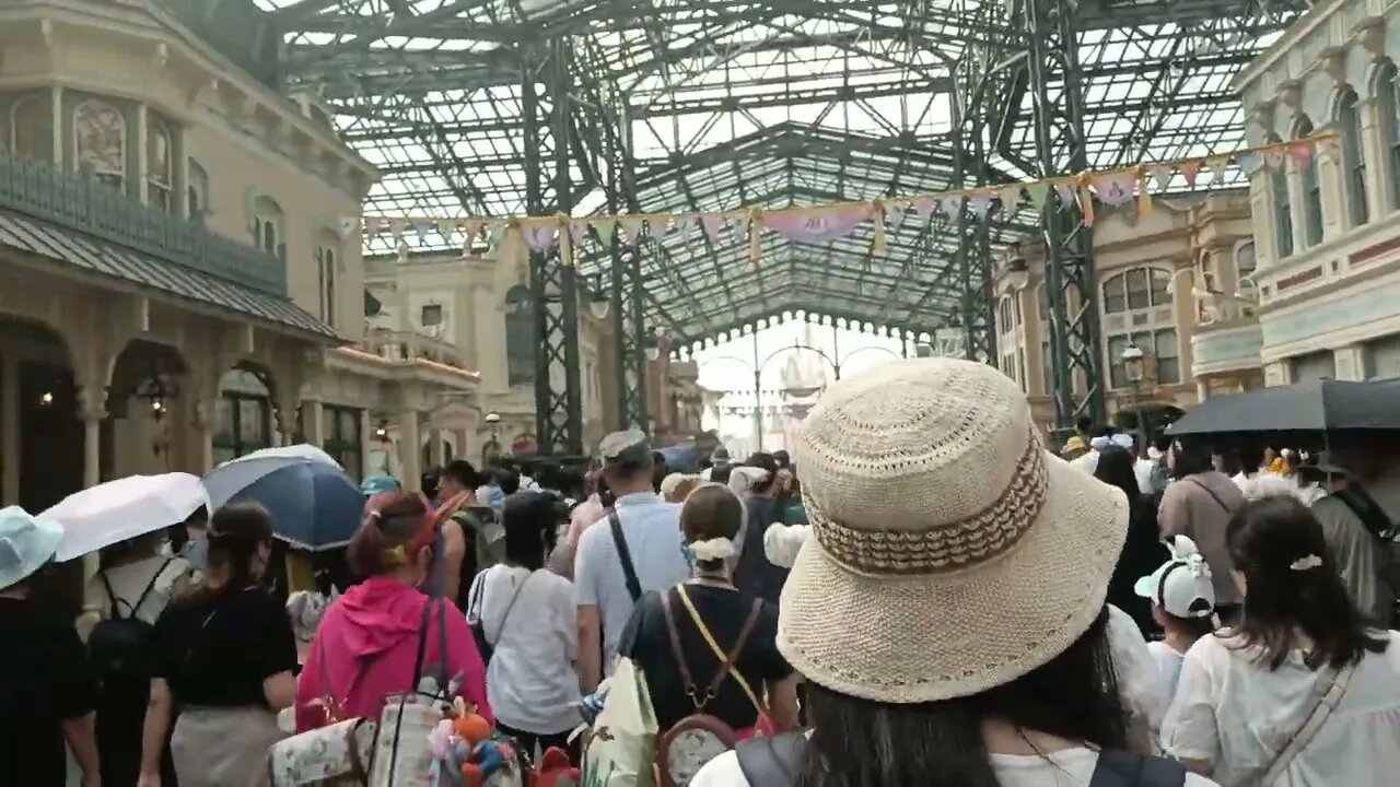 CROWDED TRAFFIC JAM DISNEY