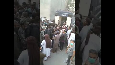 لبیک والوں کا پولیس کے ساتھ اچھا رویہ