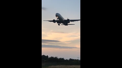 Emirates Plane 777 Landing Birmingham Airport