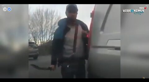 Dude smash up womans car with big machete