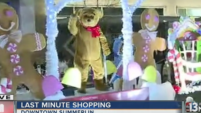 Last-minute shoppers treated with Christmas parade at Downtown Summerlin