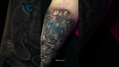 Tatuagem Homenagem ao Filho, Leoa e Filhote. Tattoo de animais, Filipe Santos. #realistic #shorts