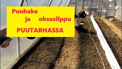 Puuhake ja oksasilppu puutarhassa