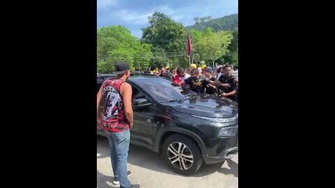 Protestos no Ninho - João Gomes chegando no Ninho durante protesto - 08/04/2022