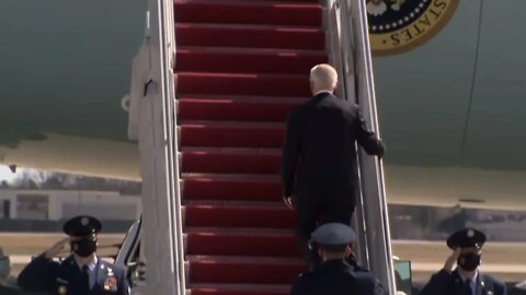 President Biden dodging incoming fire while boarding Air Force One/1 #biden #trump2024 #ultramaga