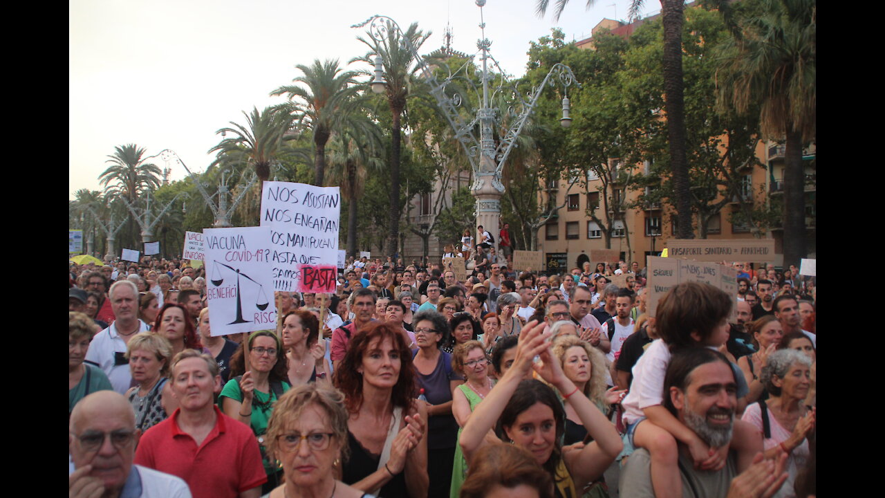 Varios miles de personas claman en Barcelona contra vacunación COVID 19 de niños