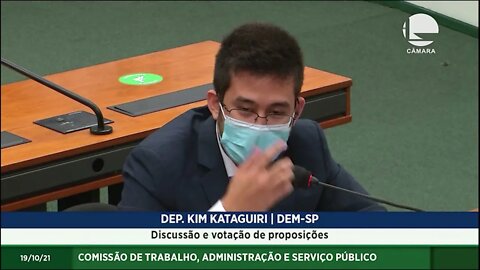 Enquanto povo revira lixo, Câmara vota nome de corredor