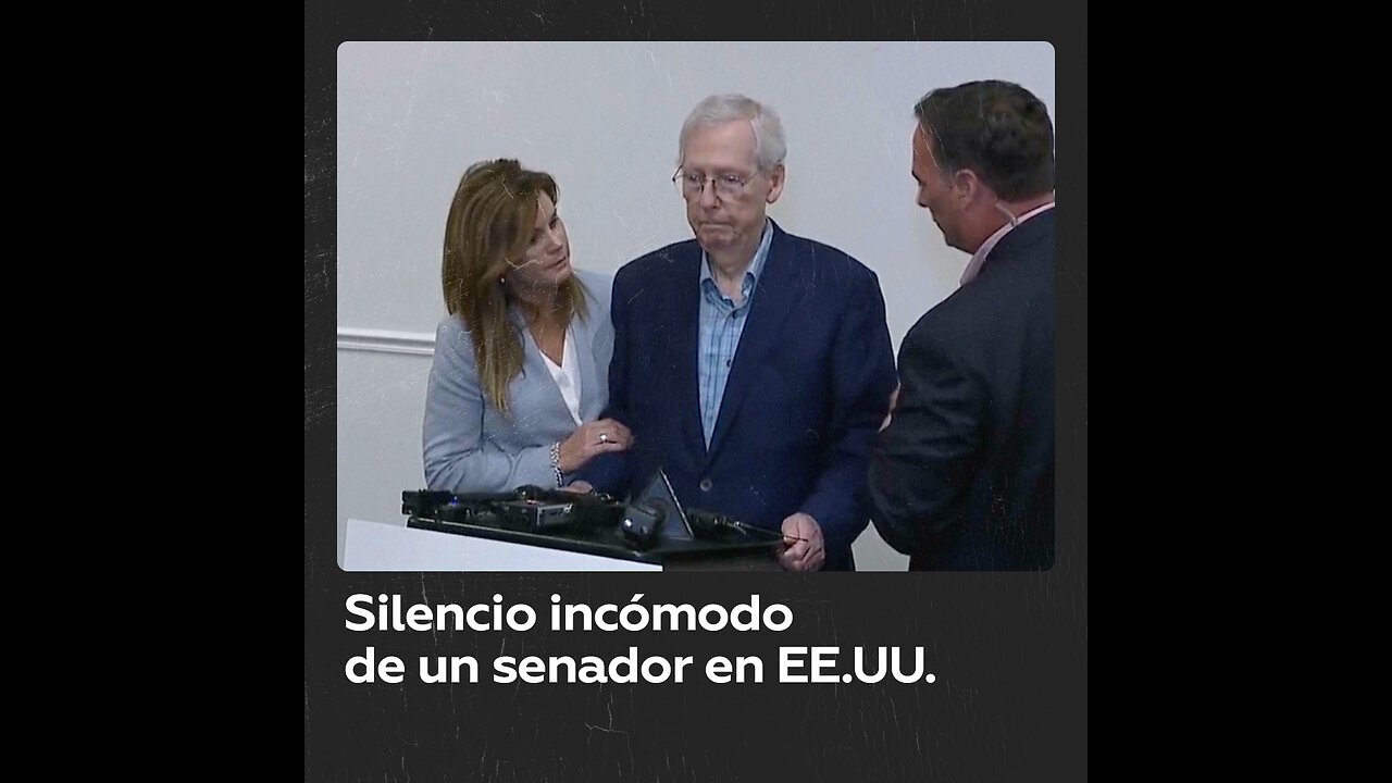 Senador estadounidense ‘se congela’ durante una rueda de prensa