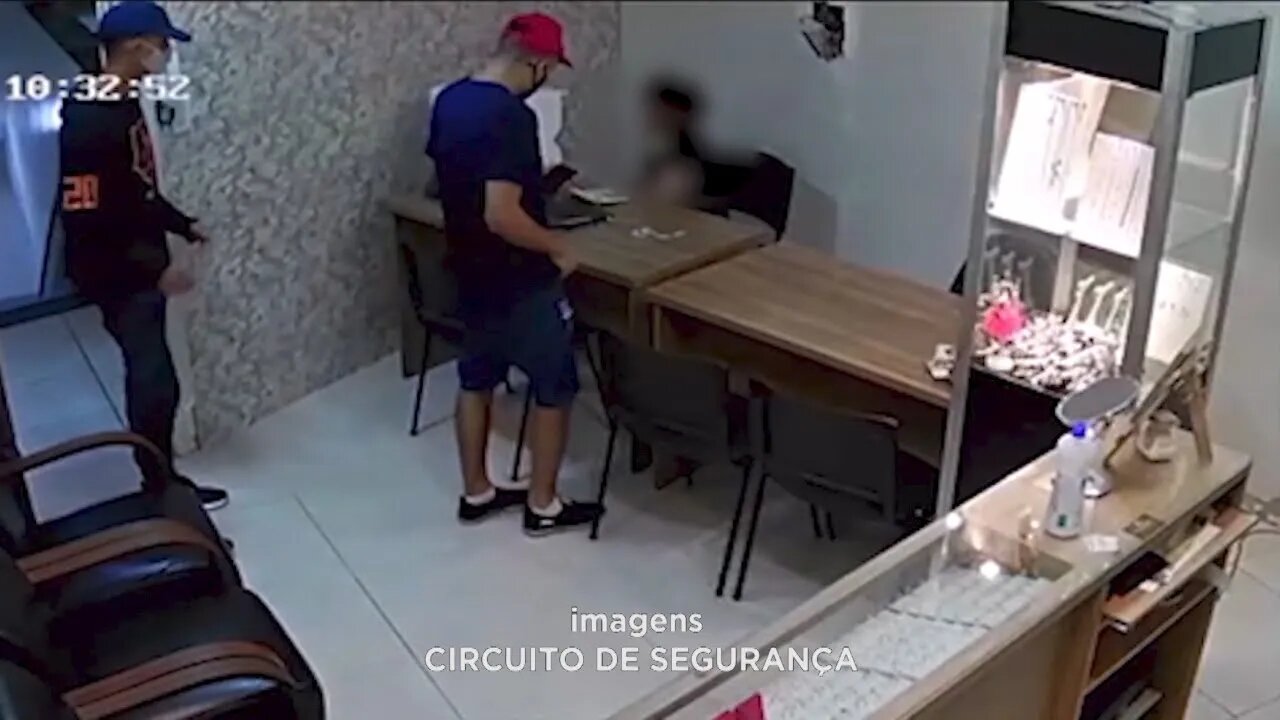 Polícia continua procurando dupla suspeita de invadir e assaltar joalheria em Ipatinga