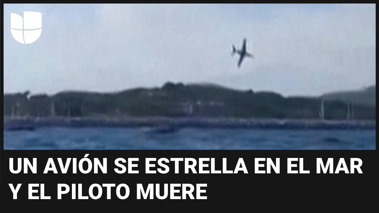 El momento en que un avión se estrella en el mar durante un espectáculo aéreo: el piloto murió