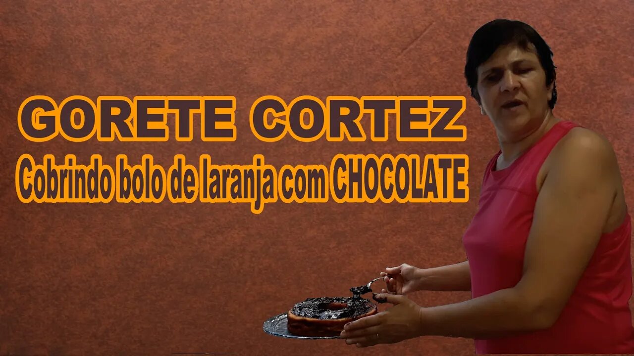 Gorete Cortez cobrindo bolo de laranja com chocolate .