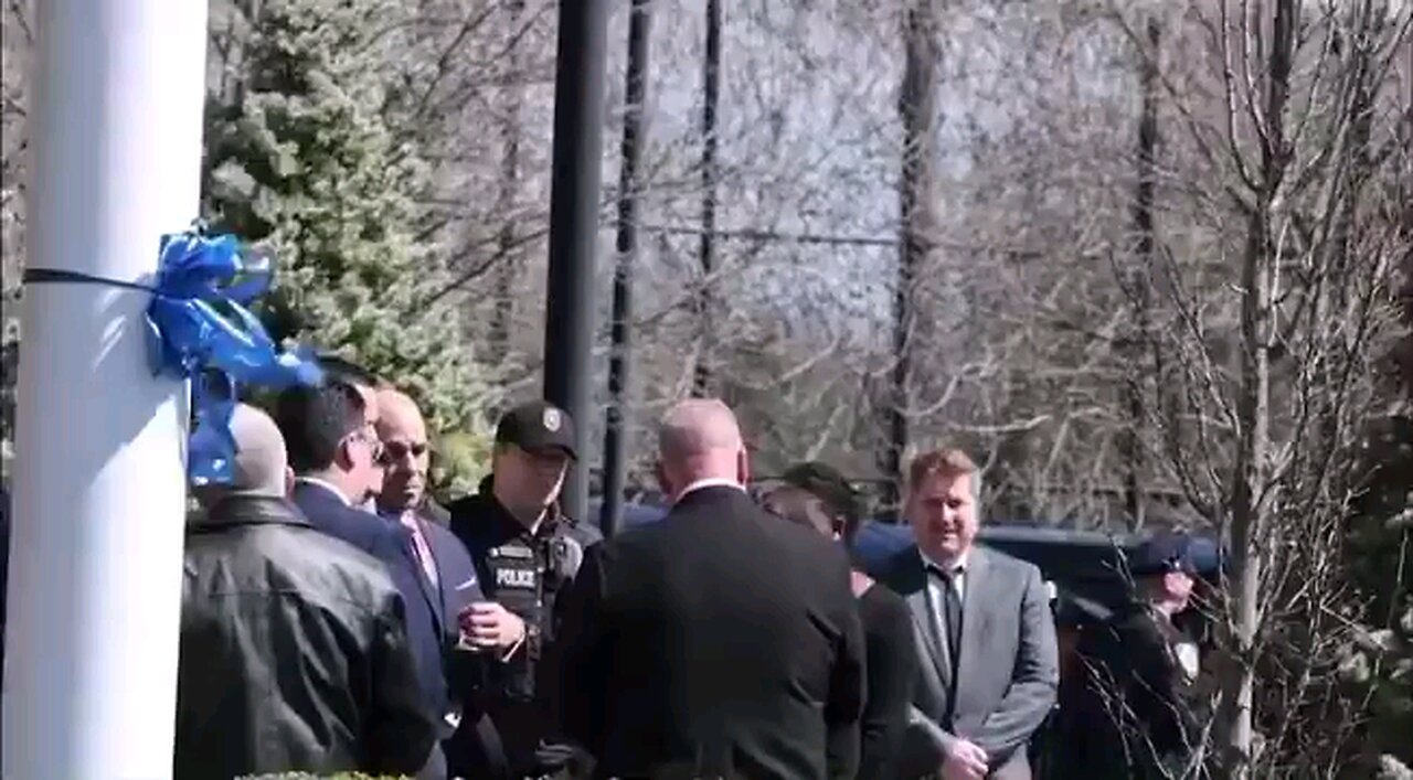 🚨BREAKING: NY Governor Hochul asked to leave wake for slain NYPD officer Jonathan Diller.